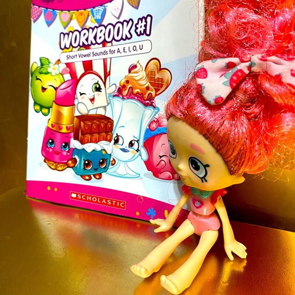 SHOPKINS SHOPPIES LUCY SMOOTHIE DOLL & SHOPKINS PHONICS BOOK - Picture 4 of 12